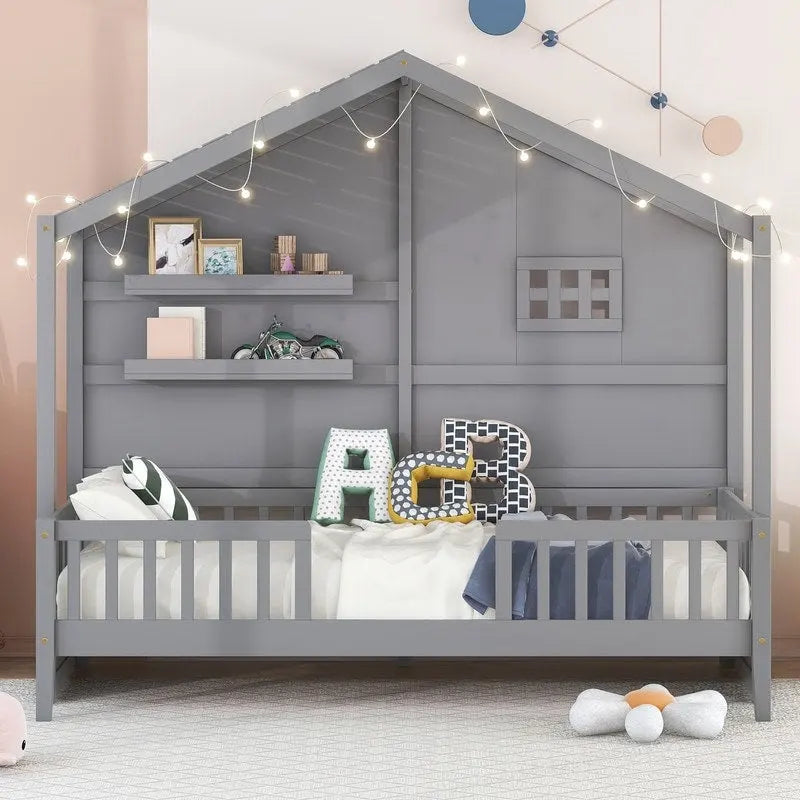 Letto a forma di casa singolo con scaffali, finestra e striscia luminosa scintillante sul tetto