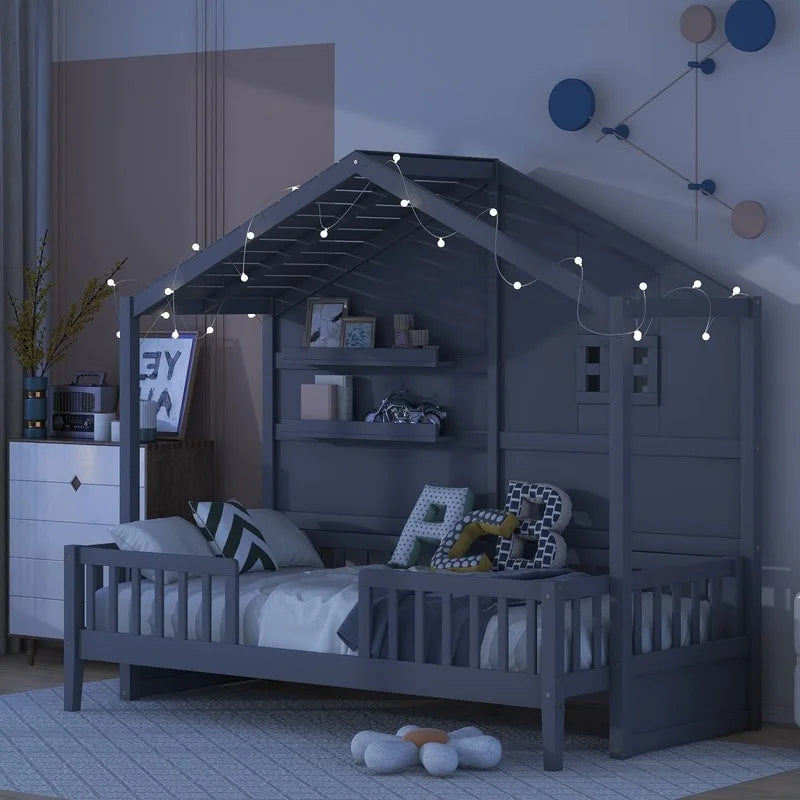 Letto a forma di casa singolo con scaffali, finestra e striscia luminosa scintillante sul tetto