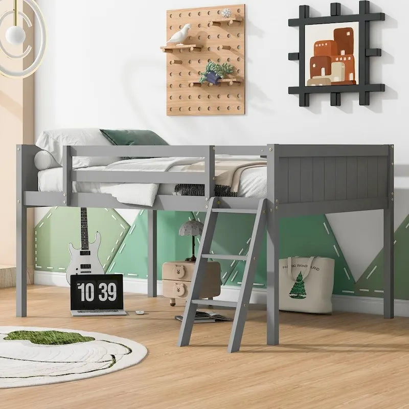 Niedriges Holzh Hochbett in voller Größe mit Leiter