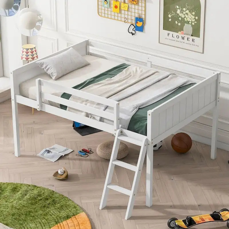 Niedriges Holzh Hochbett in voller Größe mit Leiter