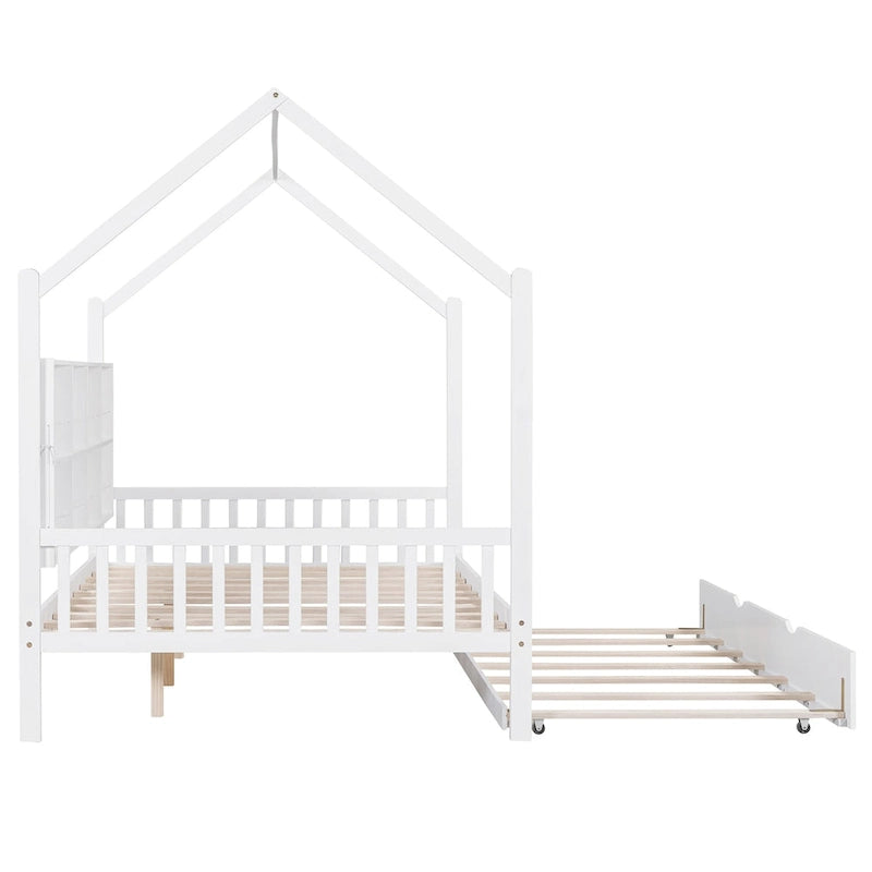 Wit houten kinderbed in huisstijl met uitschuifbed en plank